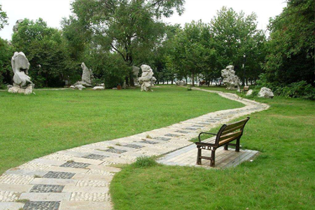 人造草坪在园林绿化中发挥的作用