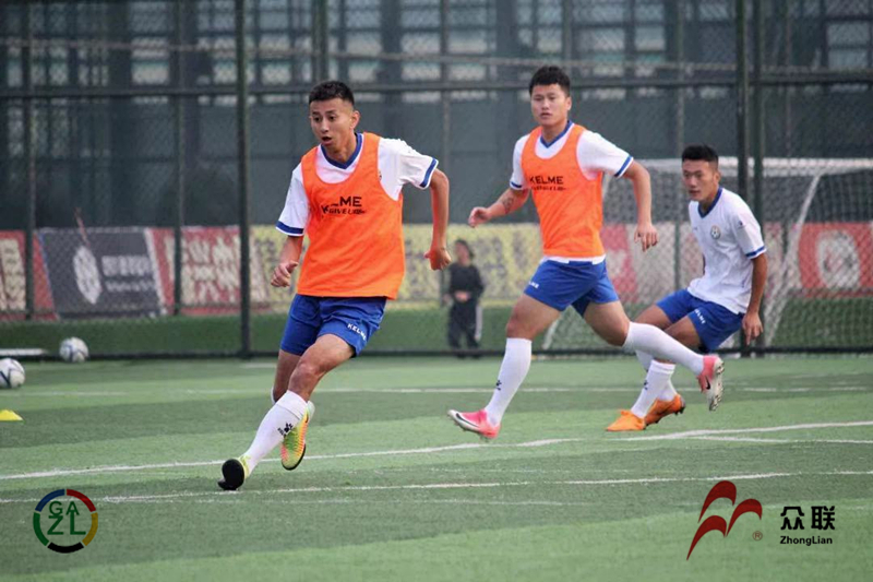 魏群姚夏带领球员在国奥众联草坪上训练