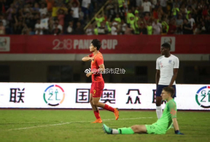 人造草坪为什么可以迅速成为各大运动场地的热捧的面层材料呢？
