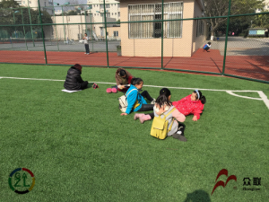 为什么幼儿园和足球场使用的人造草坪不一样呢？